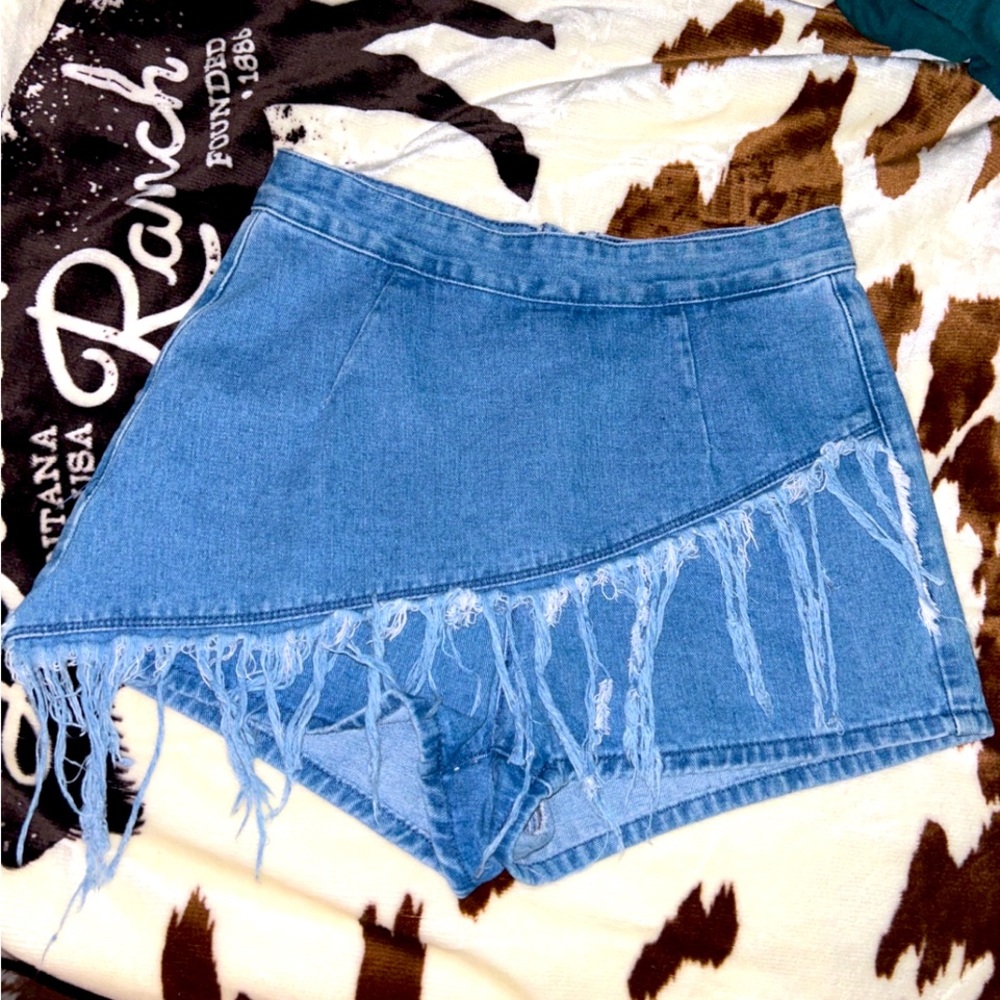 High waist fringe trim medium wash denim shorts